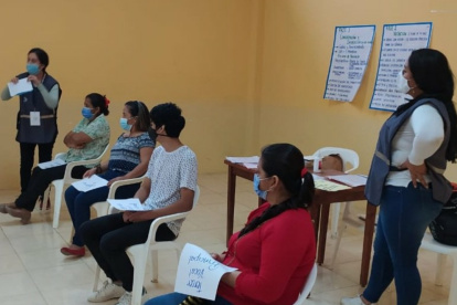 Estudiantes designados para integrar las juntas receptoras del voto participan en un simulacro.