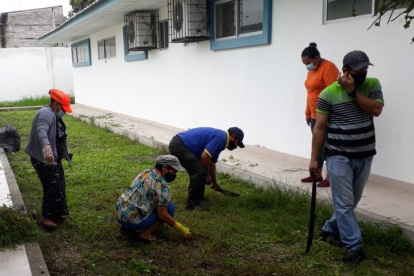 El desbroce de maleza es una de las tareas que ejecuta la comunidad educativa