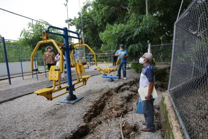 MORADORES SE QUEJAN POR LAS AREAS VERDES COLAPSADAS EN LA URBANIZACVION VOLARE 

PERIODISTA : JUAN DANIEL PONCE

FECHA : 03/02/2021 

Agencia (ag-extra)