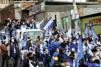 El candidato a la presidencia Guillermo Lasso durante una caravana por las calles de Quito.