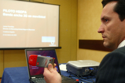 Un técnico muestra a los medios de comunicación una tarjeta de comunicación móvil 3G Banda Ancha.