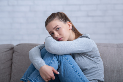 Los síntomas de la citada afección de salud mental están las alteraciones de sueño (pesadillas), irritabilidad,