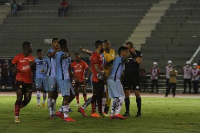 El árbitro Henry Arízaga (d) se vio envuelto en una polémica luego de anularle una ejecución de penalti a Gonzalo Mastriani, en el estadio Christian Benítez.