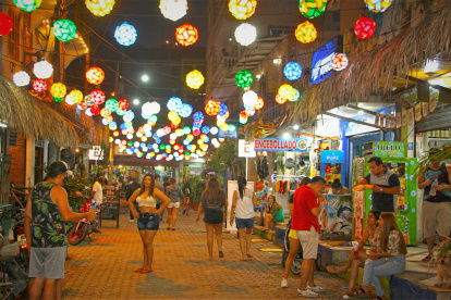 El proyecto de unos jóvenes ha transformado las calles de Montañita.