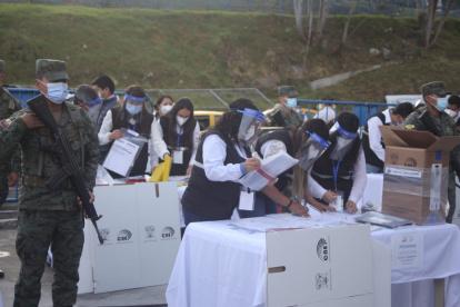 El voto adelantado de los privados de la libertad y el Voto en Casa marcó el inicio de las elecciones.