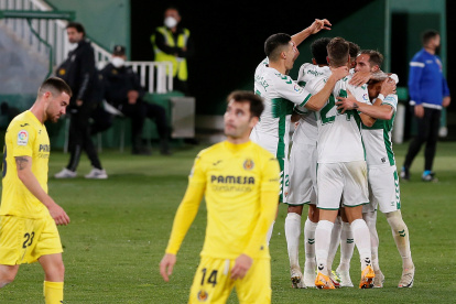 Los jugadores del Elche festejan el gol de la igualdad, tras ir abajo por dos goles