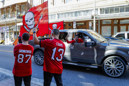 Ambiente. Las calles de Tampa lucen repletas en días de la tercera ola de la pandemia.