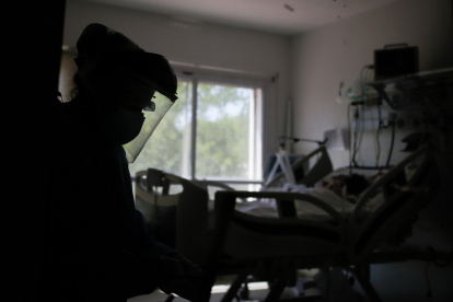 Un médico realiza controles de pacientes con covid-19 en una unidad de terapia intensiva en un hospital de Buenos Aires.