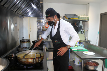 Roddy Zambrano disfruta en la cocina tanto como lo hace en la cancha como árbitro.