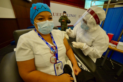Vacunación de personal médico de primera línea de entidades de Salud públicas y privadas de Guayaquil, en la Universidad de Especialidades Espíritu Santo (UEES), el pasado miércoles 3 de febrero.