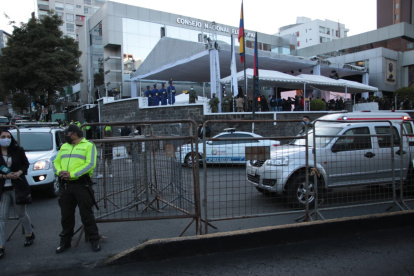 Ceremonia. Miembros de la Policía custodian los exteriores del Consejo Nacional Electoral durante la inauguración de las elecciones.