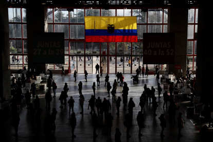 Los votantes reciben instrucciones por megafonía para el correcto desarrollo de esta cita con las urnas, que en España tiene en Madrid su mayor censo de electores con 66.790.