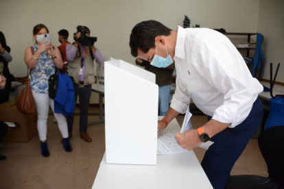 Xavier Hervas, candidato por el partido Izquierda Democrática, ya ejerció su derecho al voto.