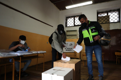 Un hombre votó hoy en un centro electoral en Quito (Ecuador).