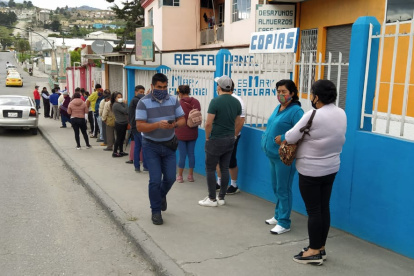 Como se observa, la gente hace fila sin distanciarse mucho unos de otros.