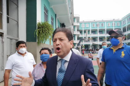 Carlos Sagnay ejerció su derecho al votó en el colegio San José LaSalle.