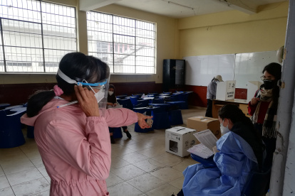 Hay quejas en algunos recintos electorales en Cuenca, por permitir las votaciones en espacios cerrados.