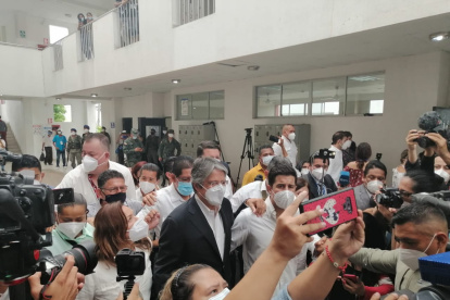 Junto a él estuvieron familiares y decenas de seguidores. Adentro de la unidad educativa fue recibido por aplausos.