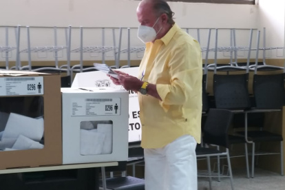 El candidato Isidro Romero, ejerciendo su derecho al voto.