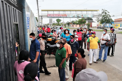 Decenas de personas en las afueras de las Juntas Receptoras del Voto.