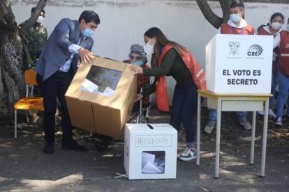 Andrés Arauz acompañó y asistió a su abuela a votar.