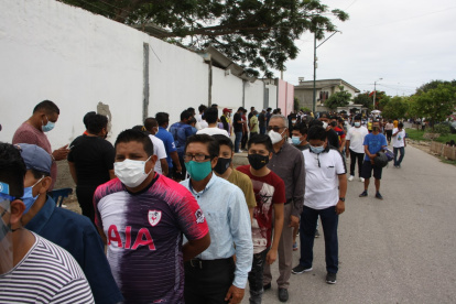 Todos juntos y revueltos para votar. Así ha sido el panorama esta mañana en muchos de los recintos de sufragio.
