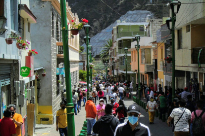 En Pomasqui, en la escuela San Antonio de Padua, la gente hizo una fila de seis cuadras.
