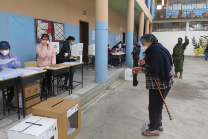 Acudió temprano a votar, con la esperanza de ayudar a cambiar el país.