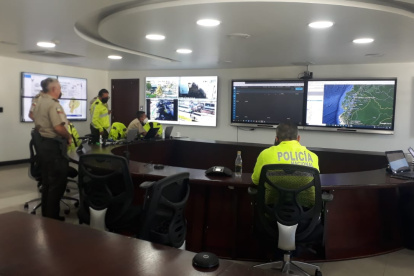 Vigilancia. Desde el Centro de Mando en Quito, autoridades policiales siguen de cerca el desarrollo de la jornada electoral en el país.