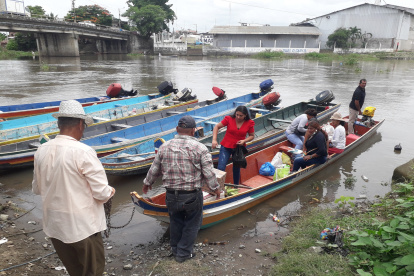 Los habitantes de algunos recintos de Daule se movilizaron en canoas hacia sus recintos electorales.