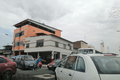 Las personas se bajan de sus automóviles para actuar como vigilantes y "escapar" de los embotellamientos.