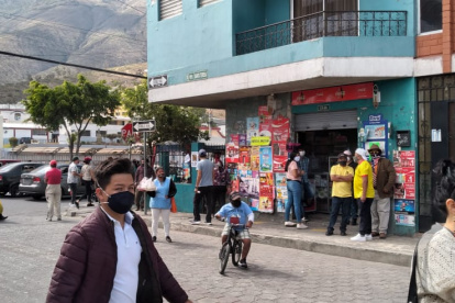 La venta de comida ambulante se volvió un deporte extremo. La vendedora de espumillas fue retirada del lugar por los policías