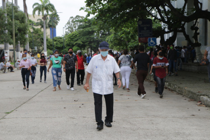 Cumpliendo un deber. Bolívar Paladines dejó su casa a las 9. Una hora después estaba cerca del recinto donde votó ayer.

PERIODISTA : RONALD SORIA 

FECHA : 07/02/2021 

Agencia (ag-extra)