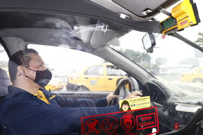 COOPERATIVA DE TAXI UCOL UBICADA EN EL TERMINAL TERRESTRE HACE USO DEL TAXIMETRO PARA LAS CARRERAS DE LOS USUSARIOS/JIMMY NEGRETE/GUAYAQUIL-ECUADOR