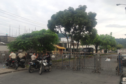 Vallas y agentes de la Policía cercan el edificio electoral, en previsión de cualquier desorden.
