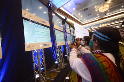El dirigente de Pachakutik, Marlon Santi, toma una fotografía con su celular de los primeros resultados publicados.