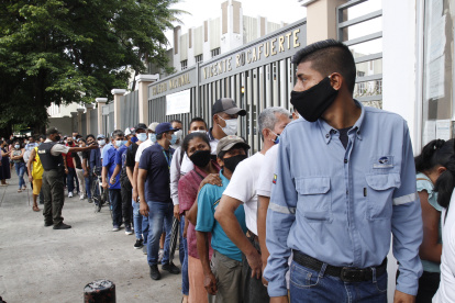 Las filas fueron extensas en los exteriores del colegio Vicente Rocafuerte.