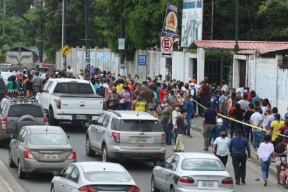 Largas filas en las afueras de los recintos electorales provocó aglomeraciones.