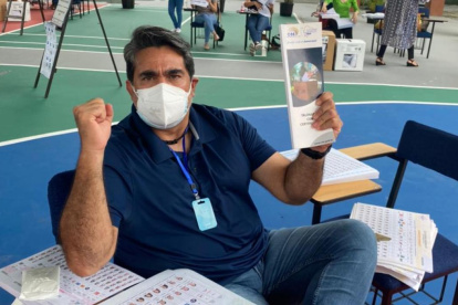 Actitud. El periodista Diego Arcos se tomó de buen modo su experiencia en la mesa de votación y fue acompañado en redes por miles de usuarios de Twitter.