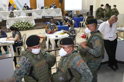 Festejos y resguardo policial en la afueras CNE Guayaquil.