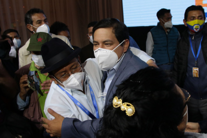 El candidato celebra con sus simpatizantes en Quito.