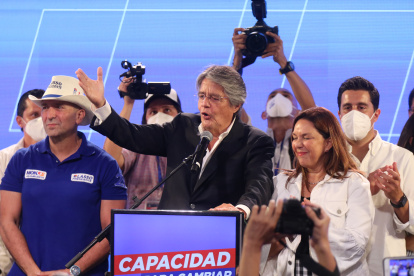 Guillermo Lasso junto a simpatizantes y dirigentes de CREO en su declaración luego de las votaciones.