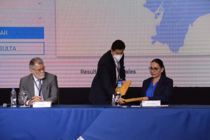 Momento en el que la presidenta del CNE, Diana Atamaint, recibe los resultados del conteo rápido con el 90,.4% de avance.