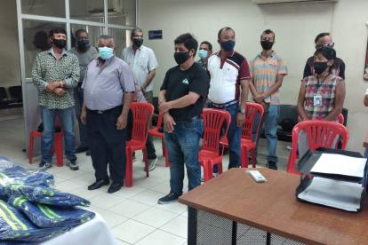 Cuidadores de carros del barrio Garay recibieron chalecos de vigilantes seguros.