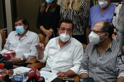 Jaime Nebot junto con algunos asambleístas que lograron, según él, ganar un curul.