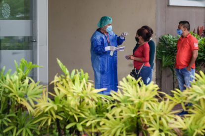 Un equipo del Municipio de Guayaquil que va a los barrios a realizar pruebas de coronavirus.