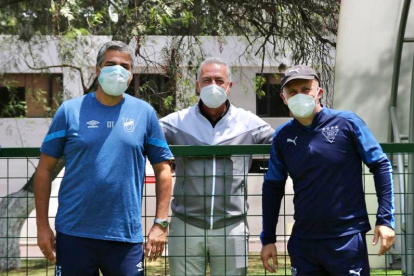 Gustavo Alfaro observa hasta los partidos de pretemporada. Estuvo en el protagonizado entre Liga de Quito y Universidad Católica.