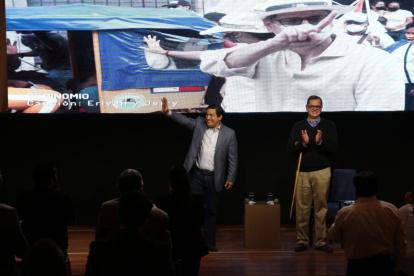 El binomio Arauz y Rabascall luego de recibir los resultados electorales, en el Hotel Mercurie de Quito.