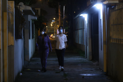 En la ciudadela Alborada IV hay callejones con poca iluminación, lo que es aprovechado por los delincuentes para esconderse y atacar a los peatones.