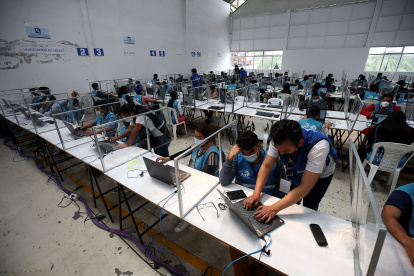 Personal del CNE de la delegación Provincial de Pichincha fue registrado este lunes al recibir las actas con los resultados de las elecciones presidenciales 2021.